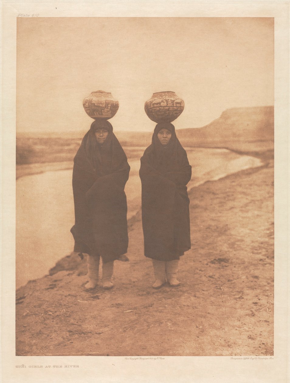 Portfölj XVII, plansch 610: Zuñi-flickor vid floden av Edward S. Curtis
