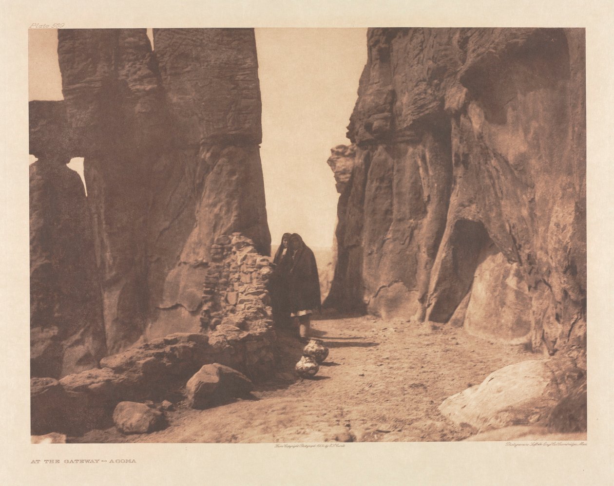Portfölj XVI, plansch 569: Vid porten - Acoma av Edward S. Curtis