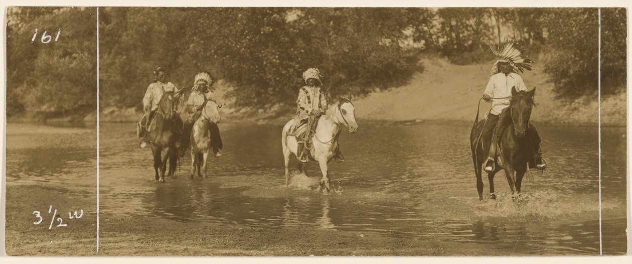 [Ryttare i en bäck] av Edward S. Curtis