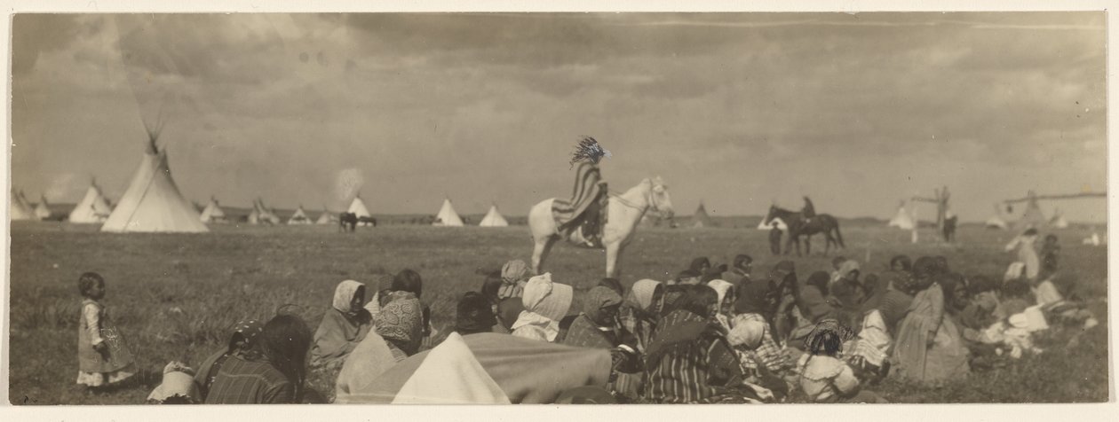 [The Crier - Piegan]. av Edward S. Curtis