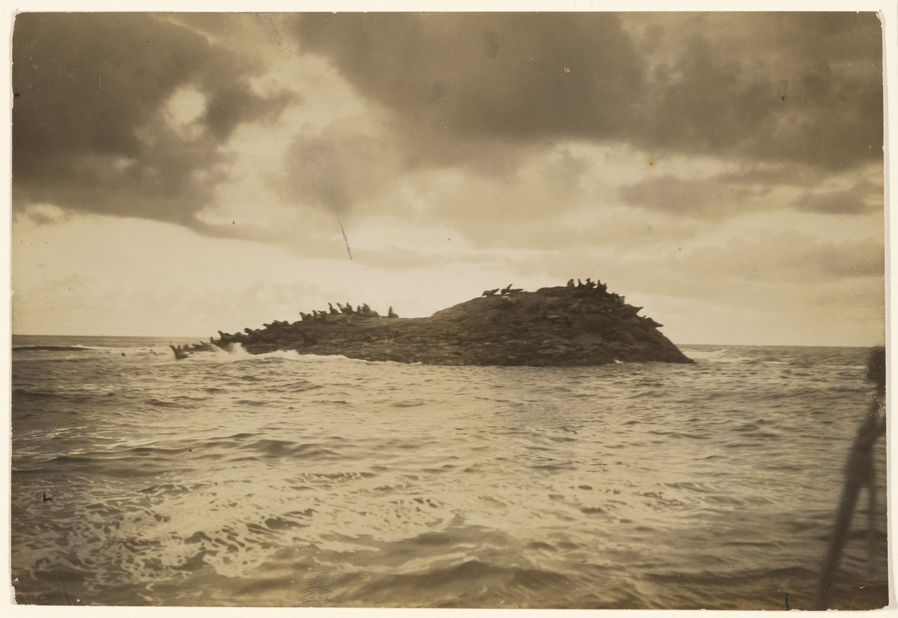 [Till klippiga, surf-slagna holmar har min kanot burit mig] av Edward S. Curtis