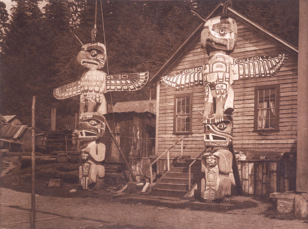 Snidade stolpar vid Alert Bay, British Columbia av Edward Sheriff (after) Curtis