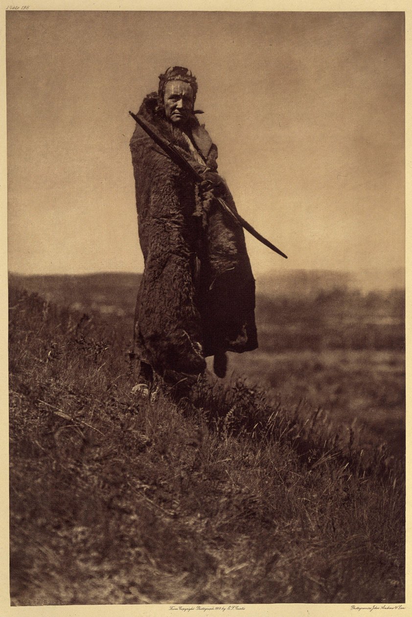 En modig Grizzlybjörn, Piegan. Minst två av Piegan War Societies (The Braves and All Brave Dogs) inkluderade två män kända som Grizzly-Bear Brave. Under festligheterna var det deras ansvar att ge kött till sina följeslagare, vad de än var av Edward Sheriff Curtis