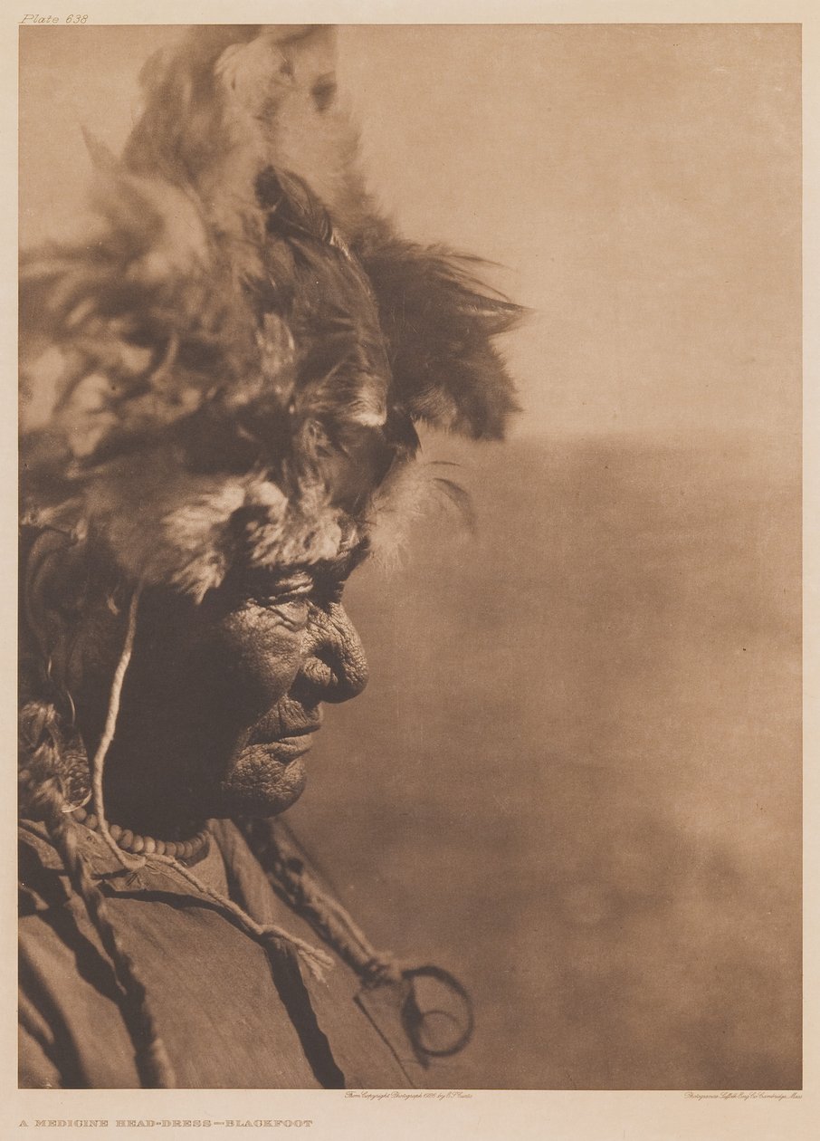 En medicinsk huvudbonad Blackfoot av Edward Sheriff Curtis