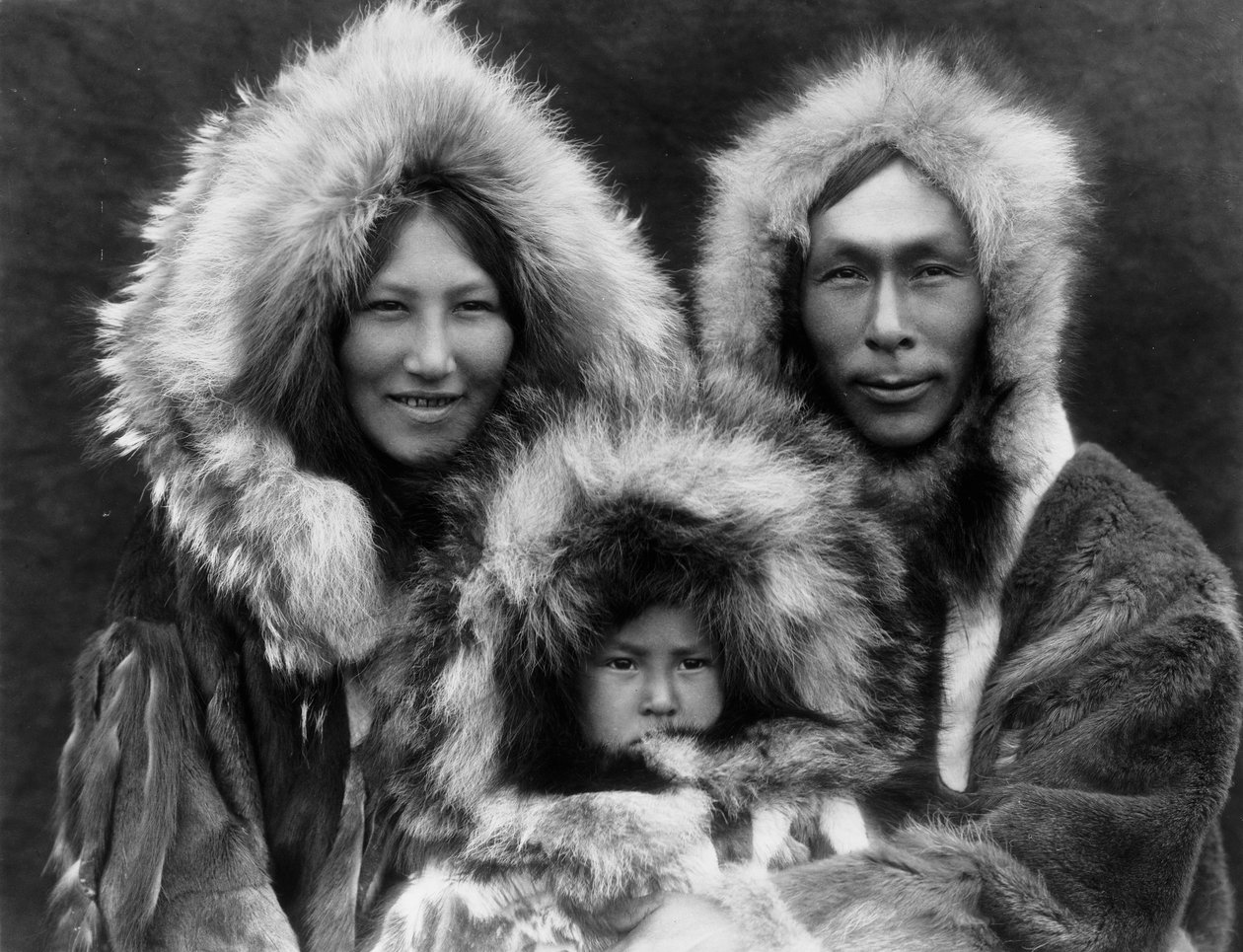 En familjegrupp, Noatak, ca 1929 (s/v foto) av Edward Sheriff Curtis