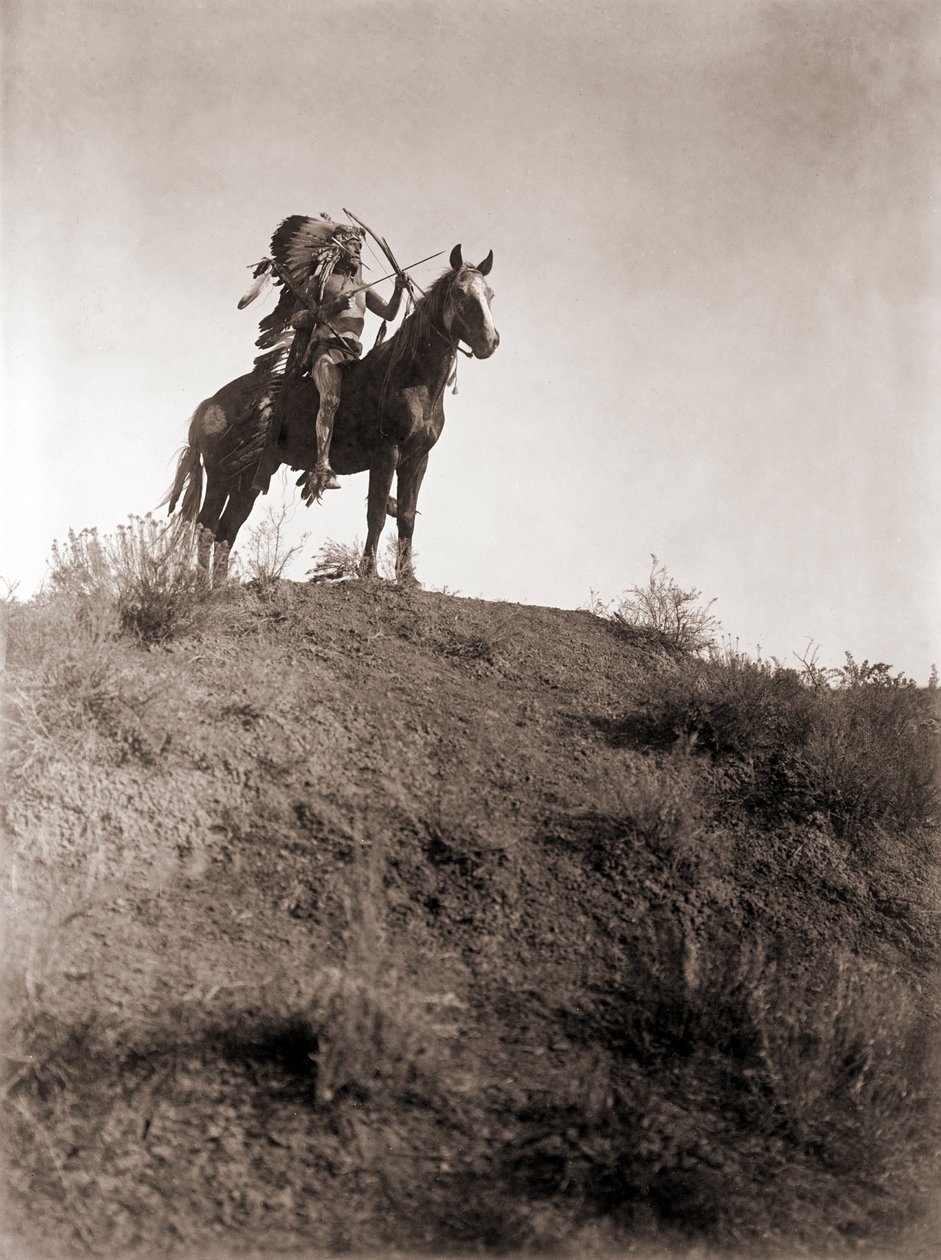Absaroke Warrior on Horseback av Edward S. Curtis, ca 1910 (silvertryck) av Edward Sheriff Curtis