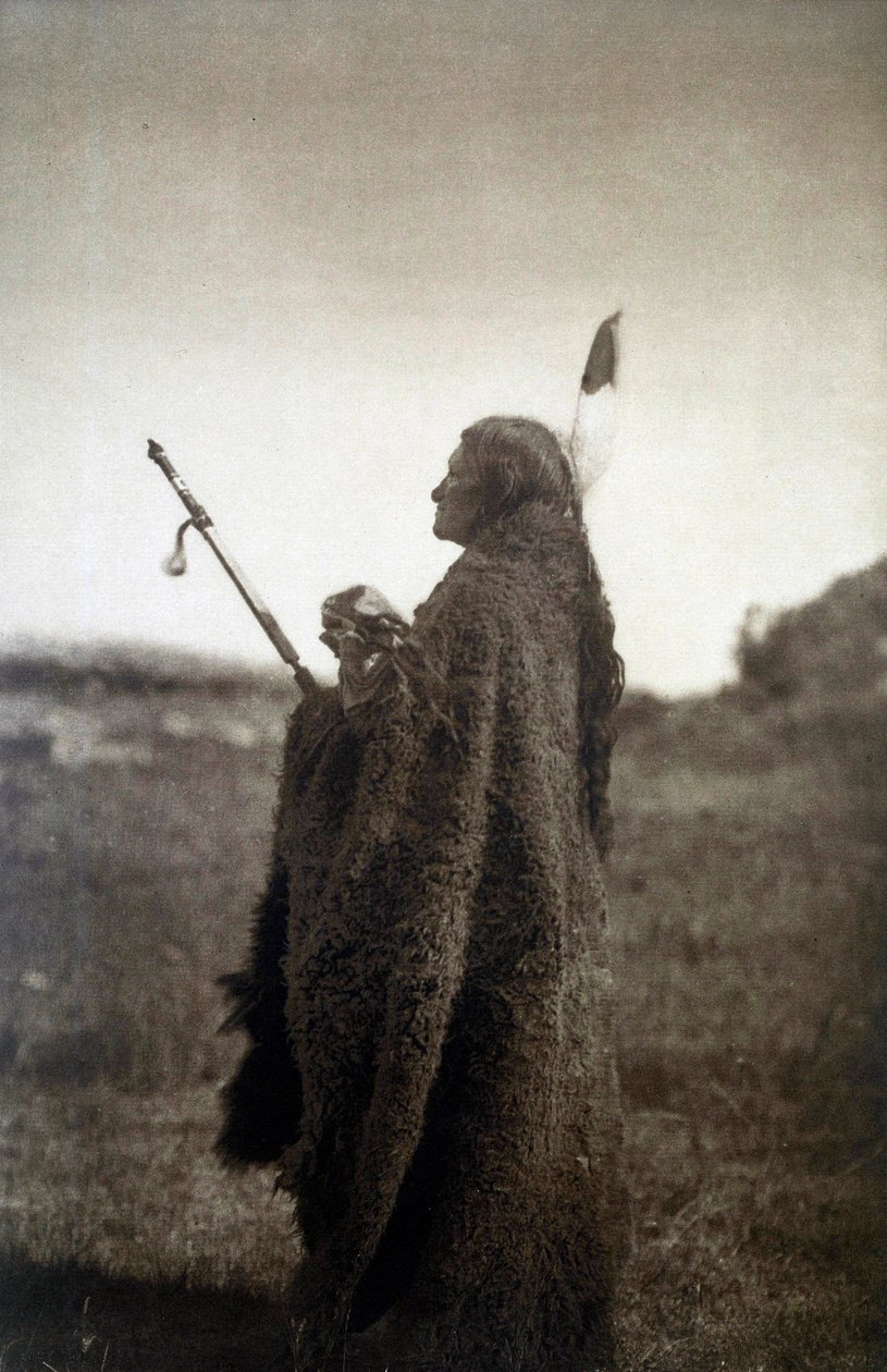 Amerikanska indianer: Porträtt av en krigare i ceremoniklänning av Edward Sheriff Curtis