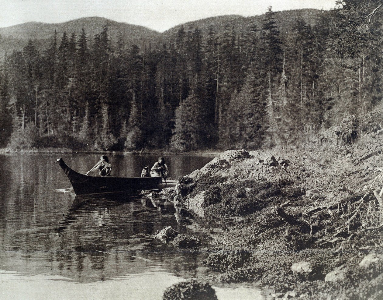 Amerikanska indianer som paddlar kanot på stranden av nootka av Edward Sheriff Curtis