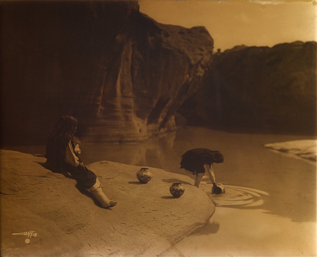 Vid den gamla brunnen i Acoma, ca 1904 (orotone) av Edward Sheriff Curtis