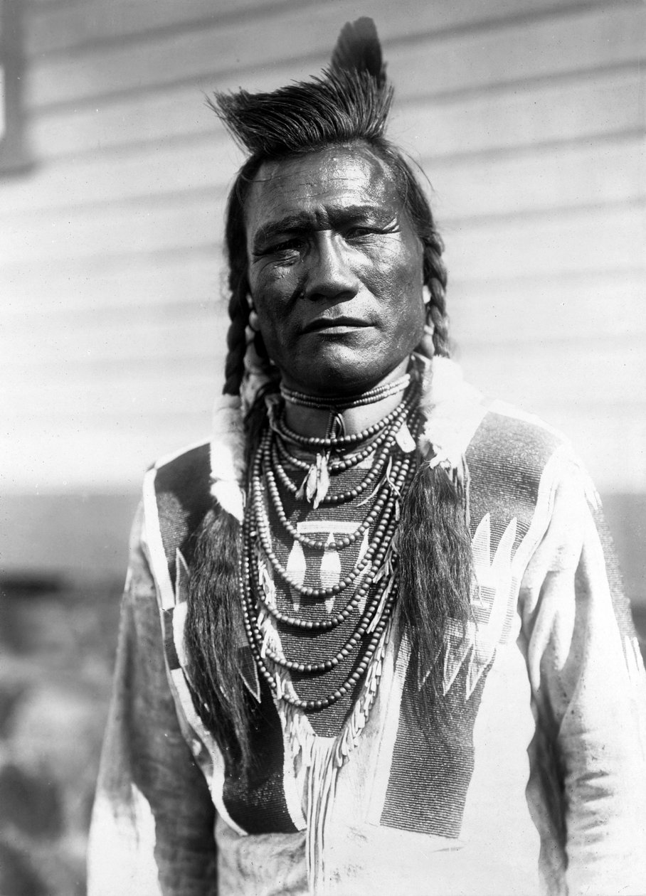Bird Rattle, indisk man, ca. 1910, foto Edward S. Curtis av Edward Sheriff Curtis