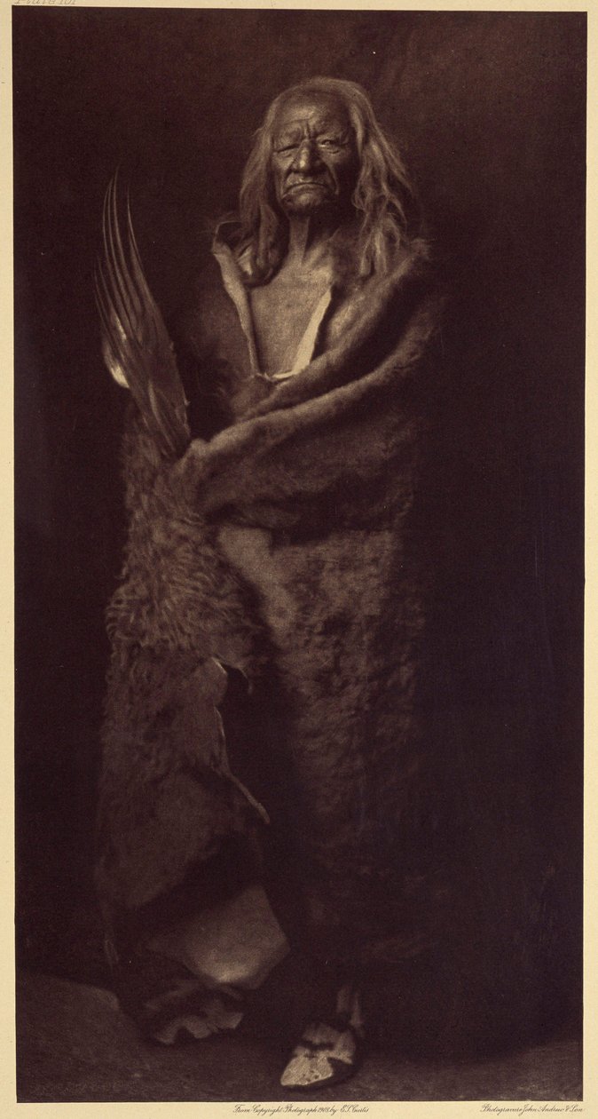 Black Eagle, Assiniboin. 1834 i Missouri, söder om Williston, South Dakota, var han bara 13 år gammal när han först gick ut i krig, utan att utmärka sig, inte heller på de följande två expeditionerna. I den fjärde fångade han ensam 6 yanktonesiska hästar a av Edward Sheriff Curtis