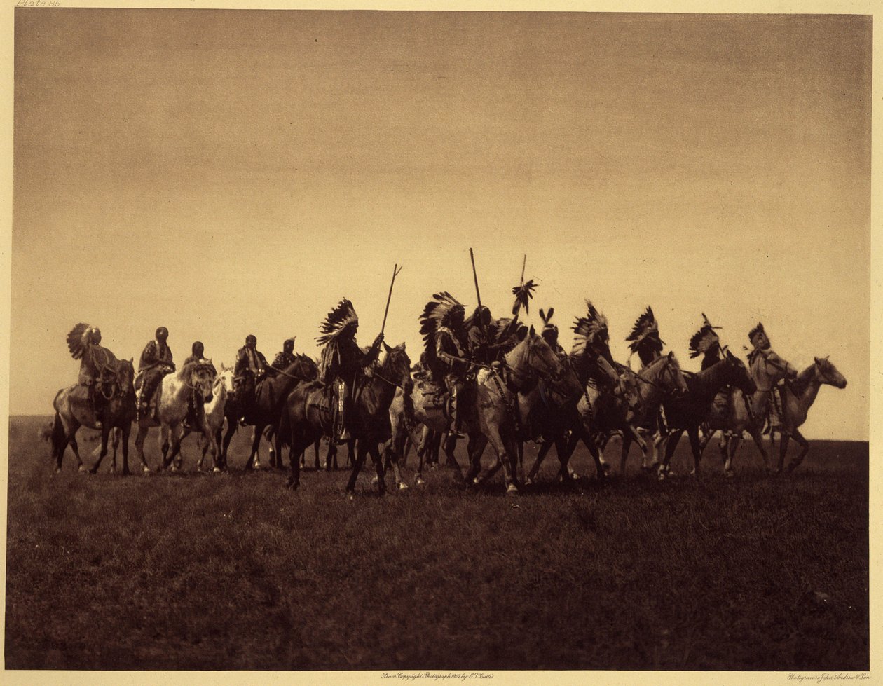 Brate krigsfest. Ett band av Sioux Brules spelar om en räd mot fienden. Foto taget från volym 3 av Edward S. Curtis uppslagsverk (1868-1952) om nordamerikanska indianer, med ett förord av Theodore Roosevelt. Mellan 1907 och 1930 publicerades 20 band av Edward Sheriff Curtis