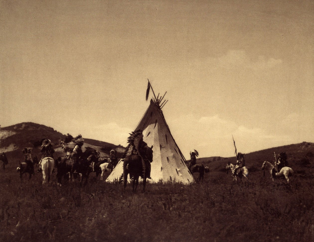 Camp Sioux. Det var brukligt för krigare att åka i en cirkel runt sin ledares tipi innan de ger sig ut på en fienderaid. Foto taget från volym 3 av Edward S. Curtis uppslagsverk (1868-1952) om nordamerikanska indianer, med ett förord av Theodore Roose av Edward Sheriff Curtis