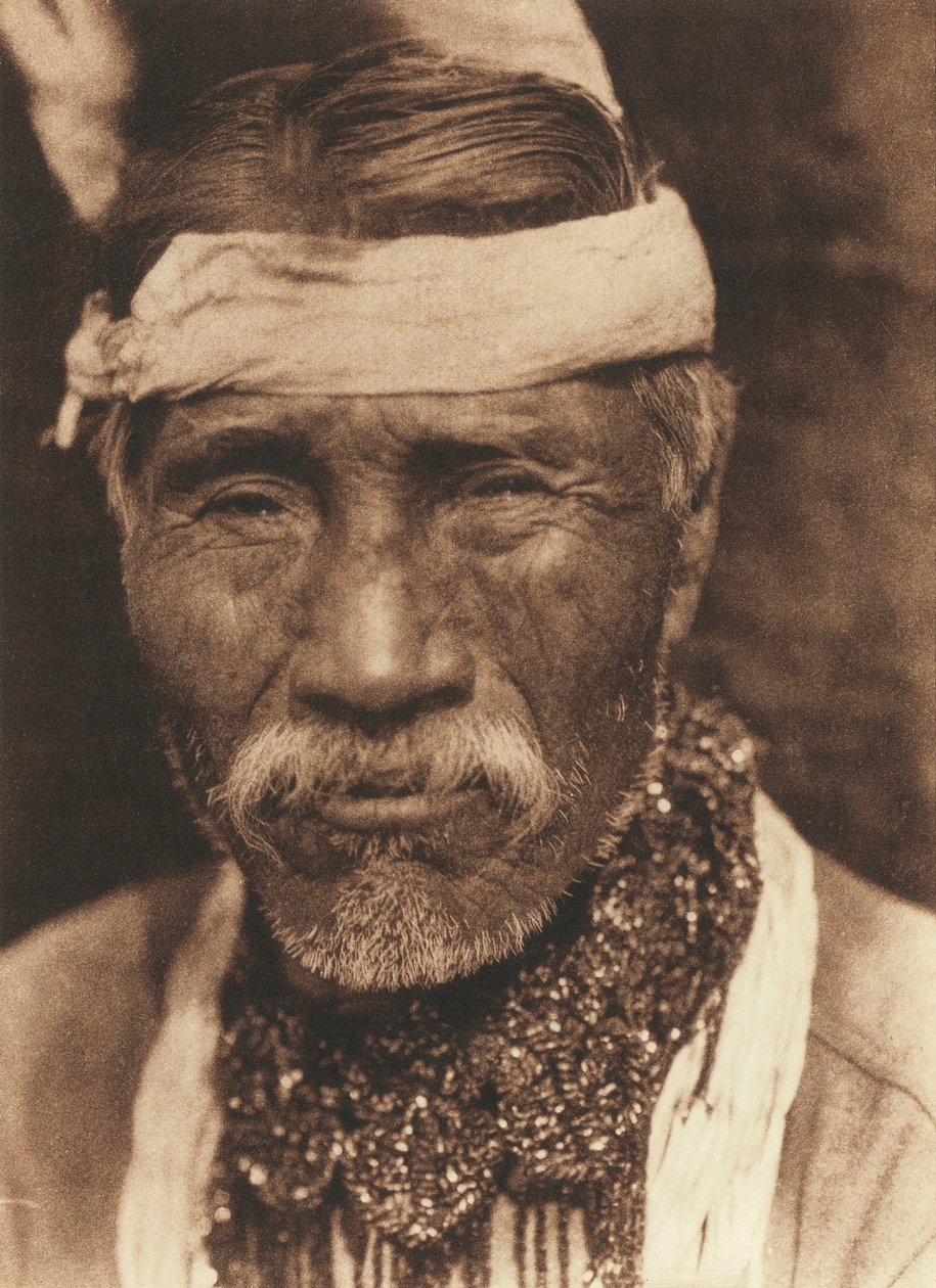 Närbild av en gammal nordamerikansk indian sedd framifrån av Edward Sheriff Curtis