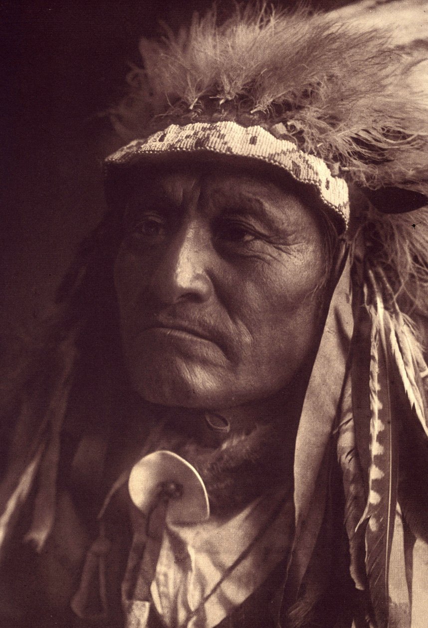 Crazy Thunder, a Sioux Teton (Oglala eller Ogalala) Foto från volym 3 av Edward S. Curtis uppslagsverk (1868-1952) om nordamerikanska indianer, med ett förord av Theodore Roosevelt. Mellan 1907 och 1930 publicerades 20 volymer. av Edward Sheriff Curtis