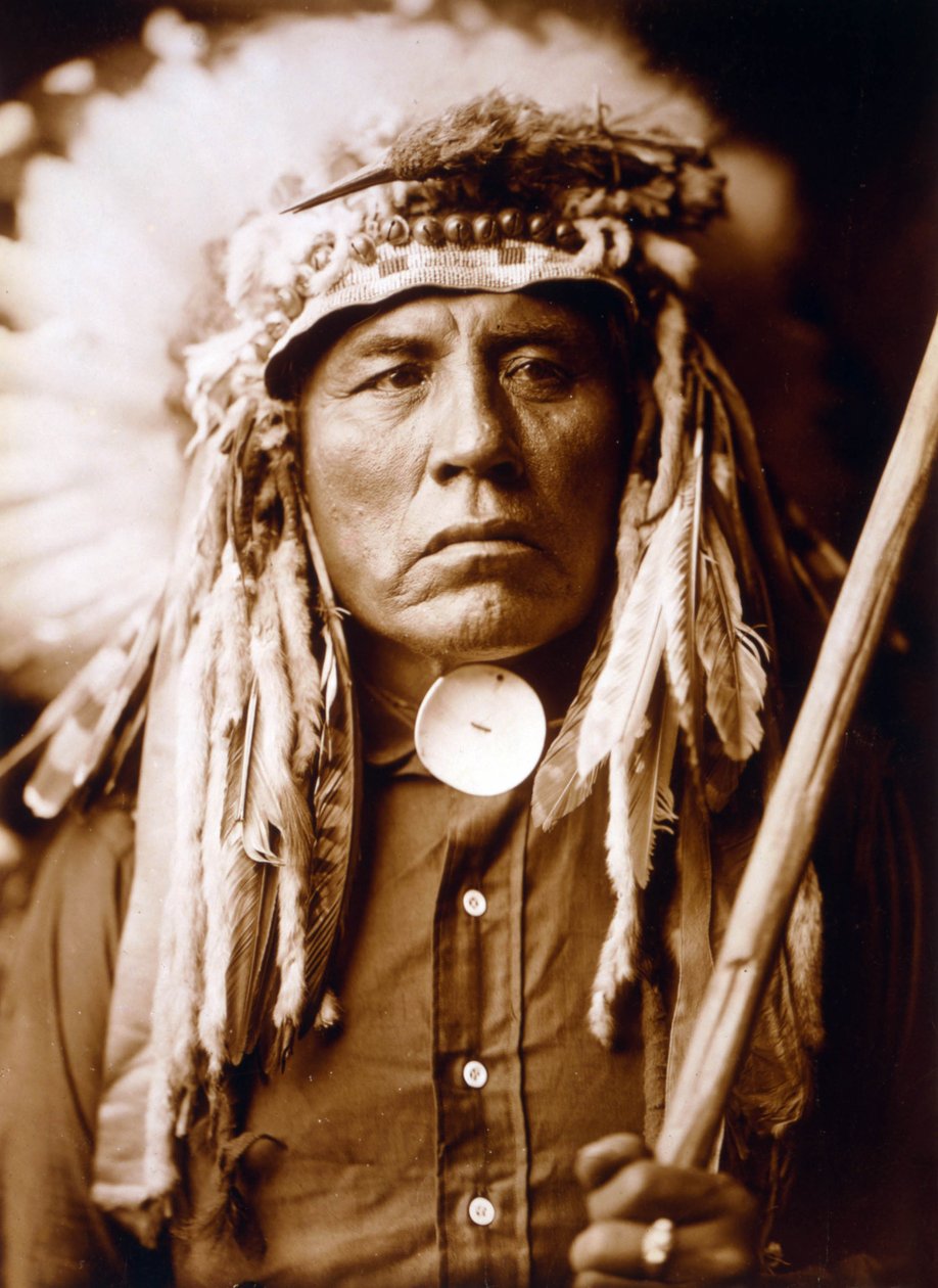 Curley, Apsaroke-man, bär huvudbonad, ca. 1905, foto Edward S. Curtis av Edward Sheriff Curtis