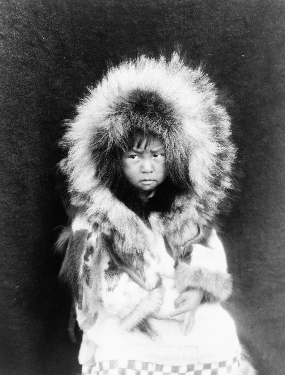 Eskimåbarn från Noatak, Alaska, ca 1929 (s/v foto) av Edward Sheriff Curtis