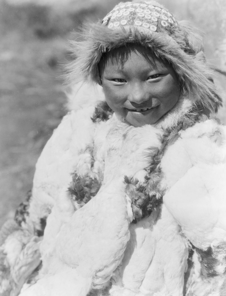 Eskimåbarn identifierat som Uyowutcha, troligen från Nunivak Island, Alaska, ca 1929 (s/v foto) av Edward Sheriff Curtis