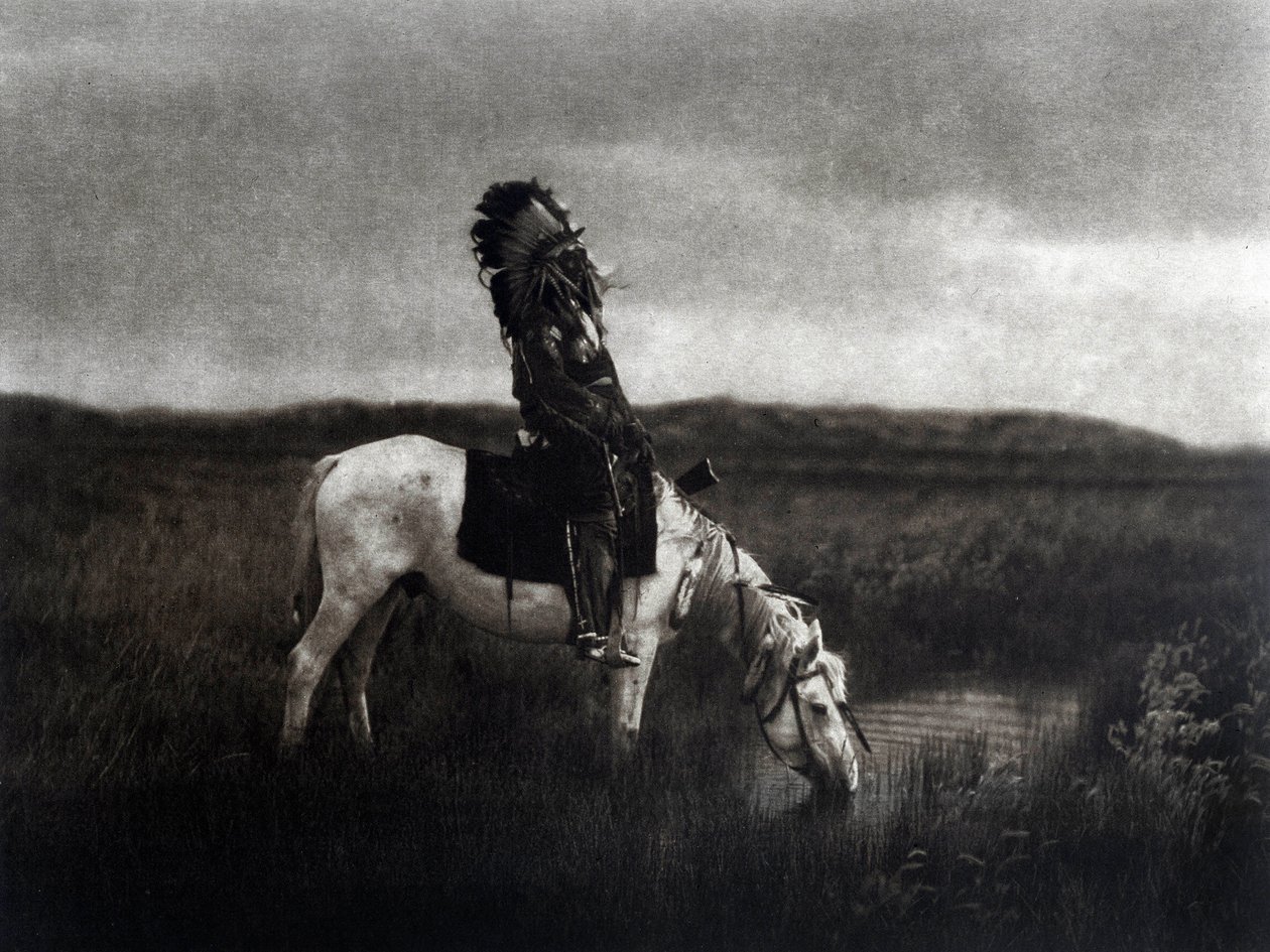 Indisk krigare som rider på slätten av Edward Sheriff Curtis