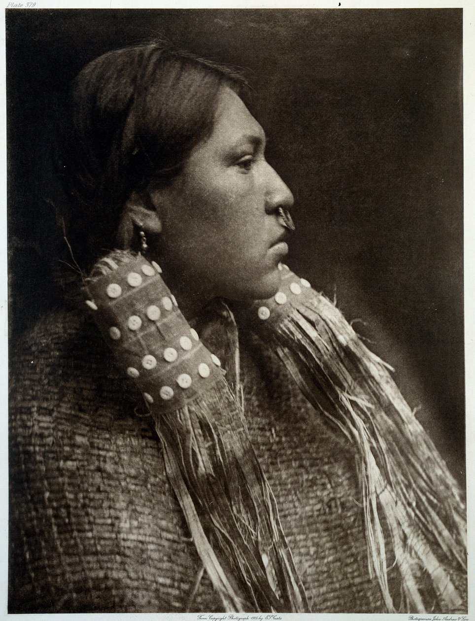 Indians of America: porträtt av en indisk tjej som bär en piercing i näsan av Edward Sheriff Curtis