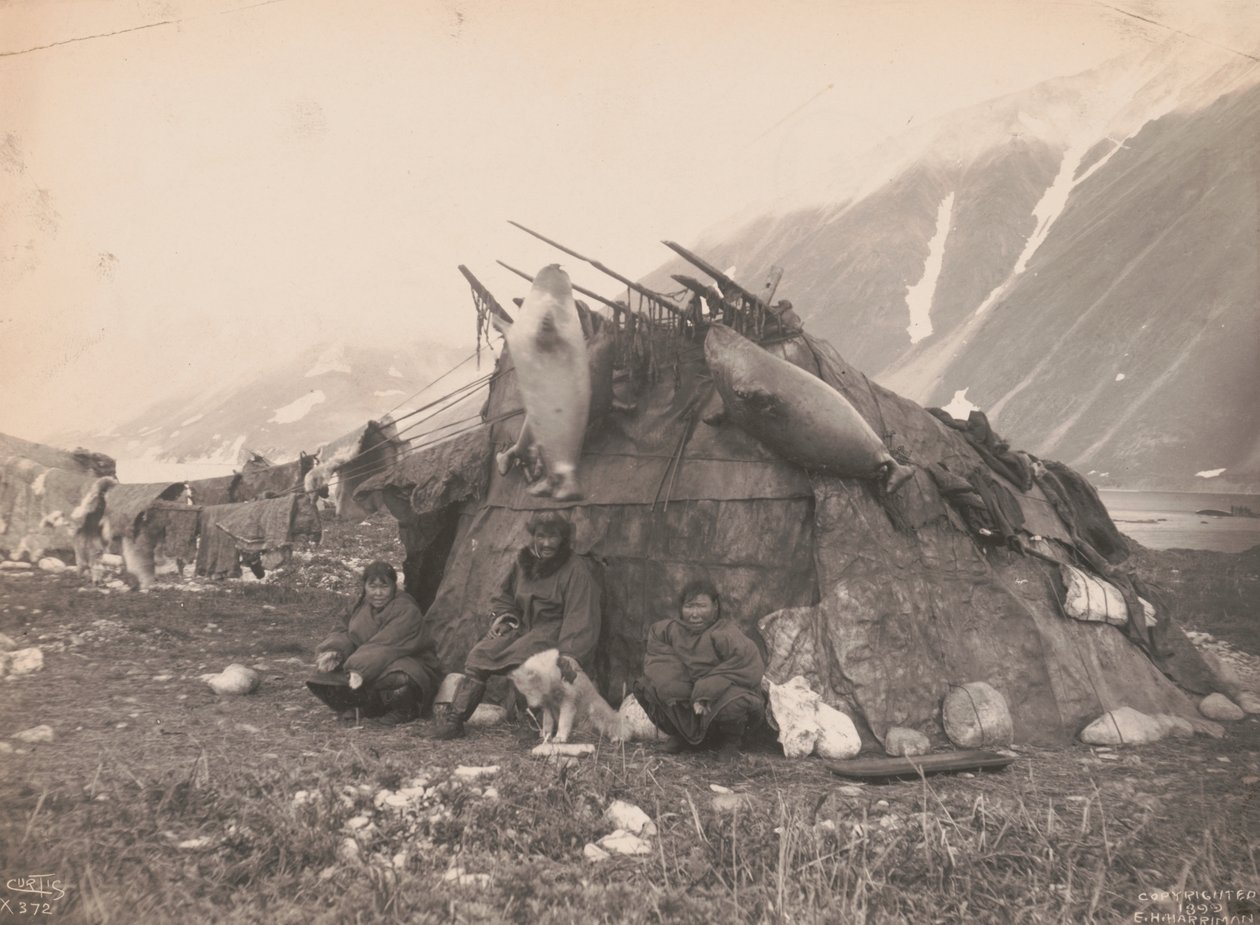 Inuit hydda och familj, ca 1899 (s/v foto) av Edward Sheriff Curtis