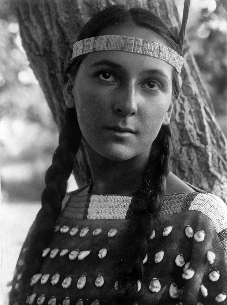 Lucille, Dakota kvinna, ca. 1908, foto Edward S. Curtis av Edward Sheriff Curtis