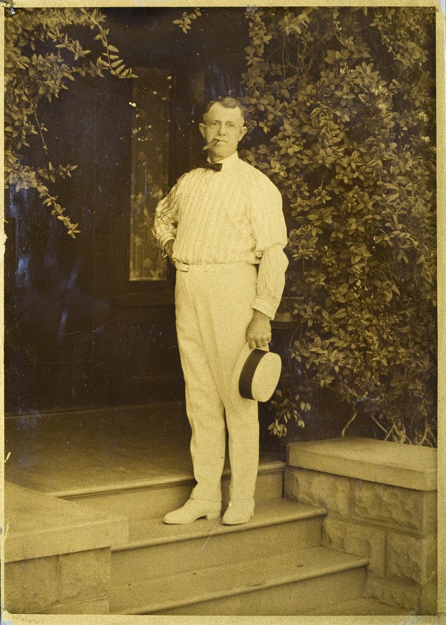 Min far E. Curtis, uppfinnaren av Gold Tone-processen, i vårt hem i Seattle, Washington av Edward Sheriff Curtis