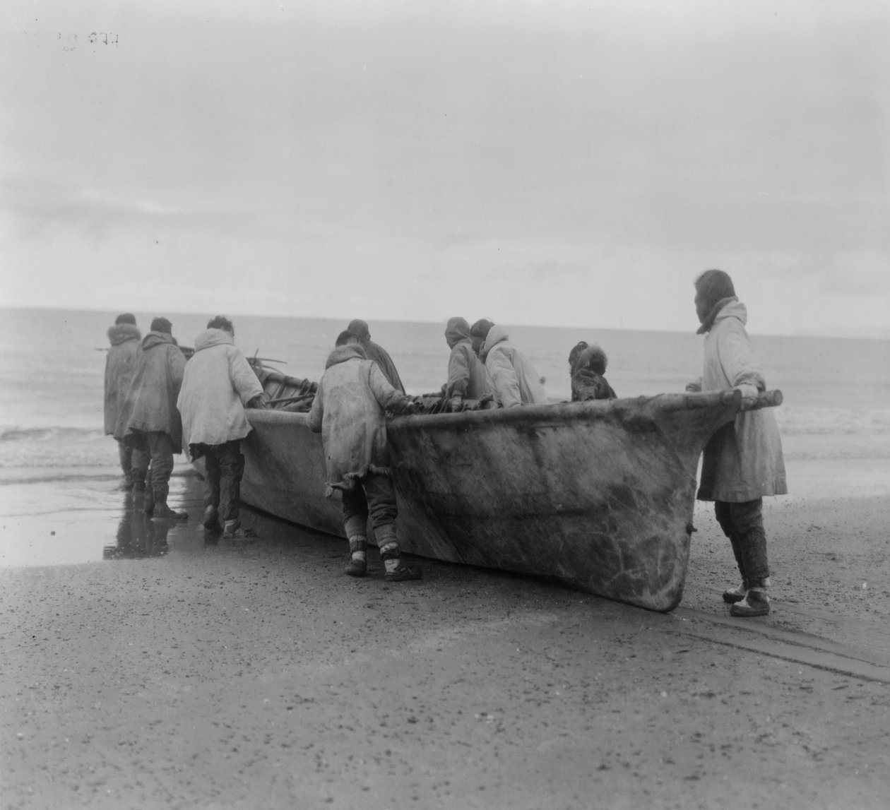 Indianer som sjösätter en valbåt vid Cape Prince of Wales, Alaska, ca 1929 (s/v foto) av Edward Sheriff Curtis