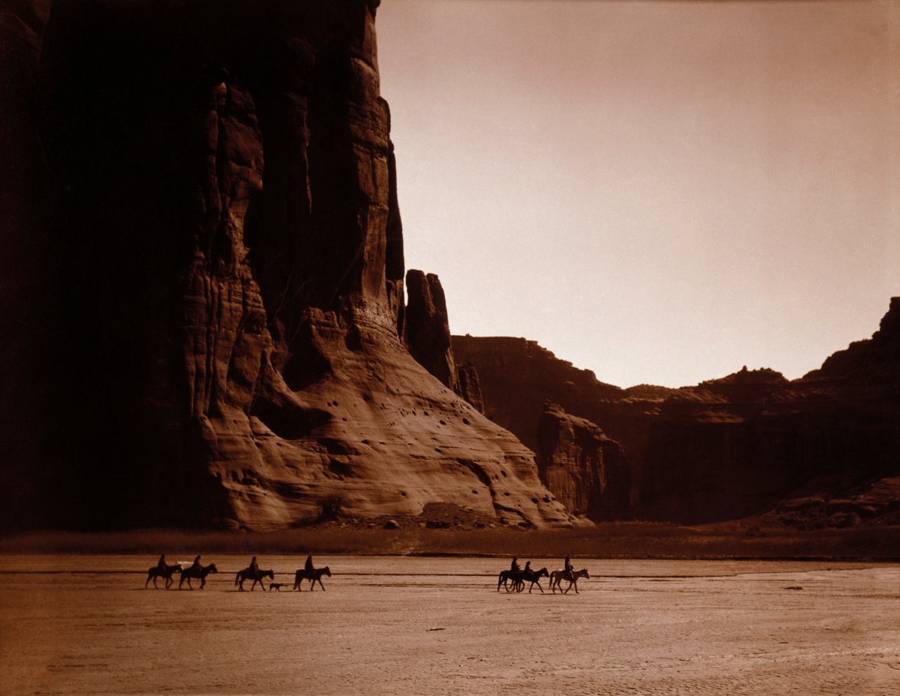 Navajo Riders av Edward S. Curtis, ca 1904 (tonat silvertryck) av Edward Sheriff Curtis