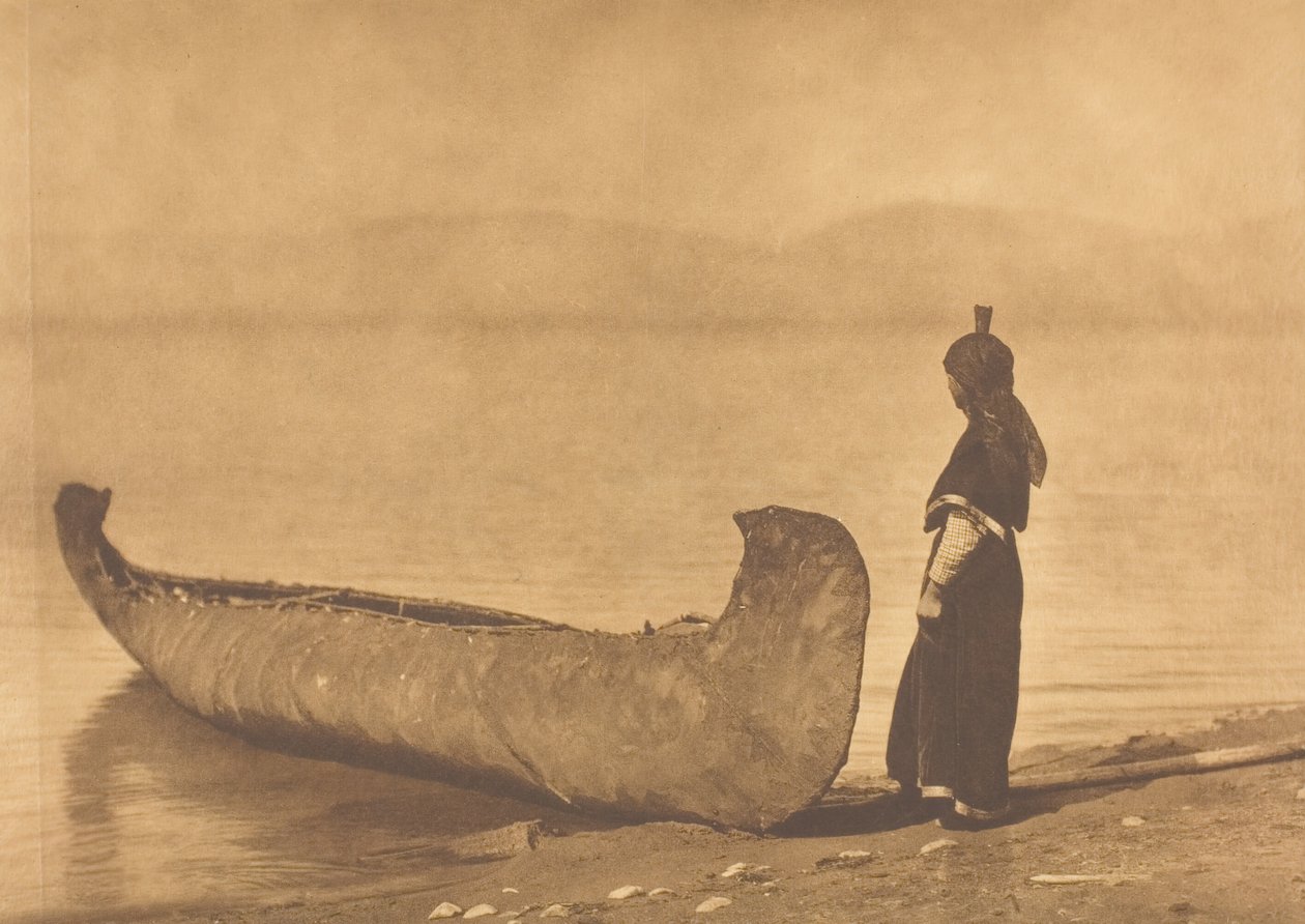 På stranden av sjön - Kutenai, 1910. av Edward Sheriff Curtis