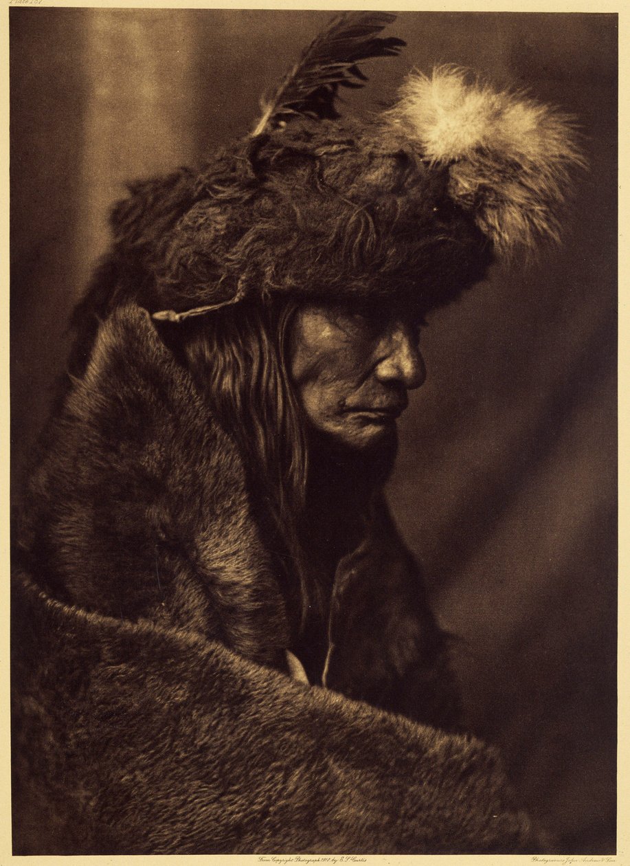 Tearing Lodge, Piegan. Pinokiminuksh är en av de få Piegans framsteg i ålder vars minne har förblivit troget. Gjorde 1835 i dagens Montana su Sud, framstod det som en värdefull informationskälla. Buffelskinnsmössan är en del av hans krigskostym: i av Edward Sheriff Curtis