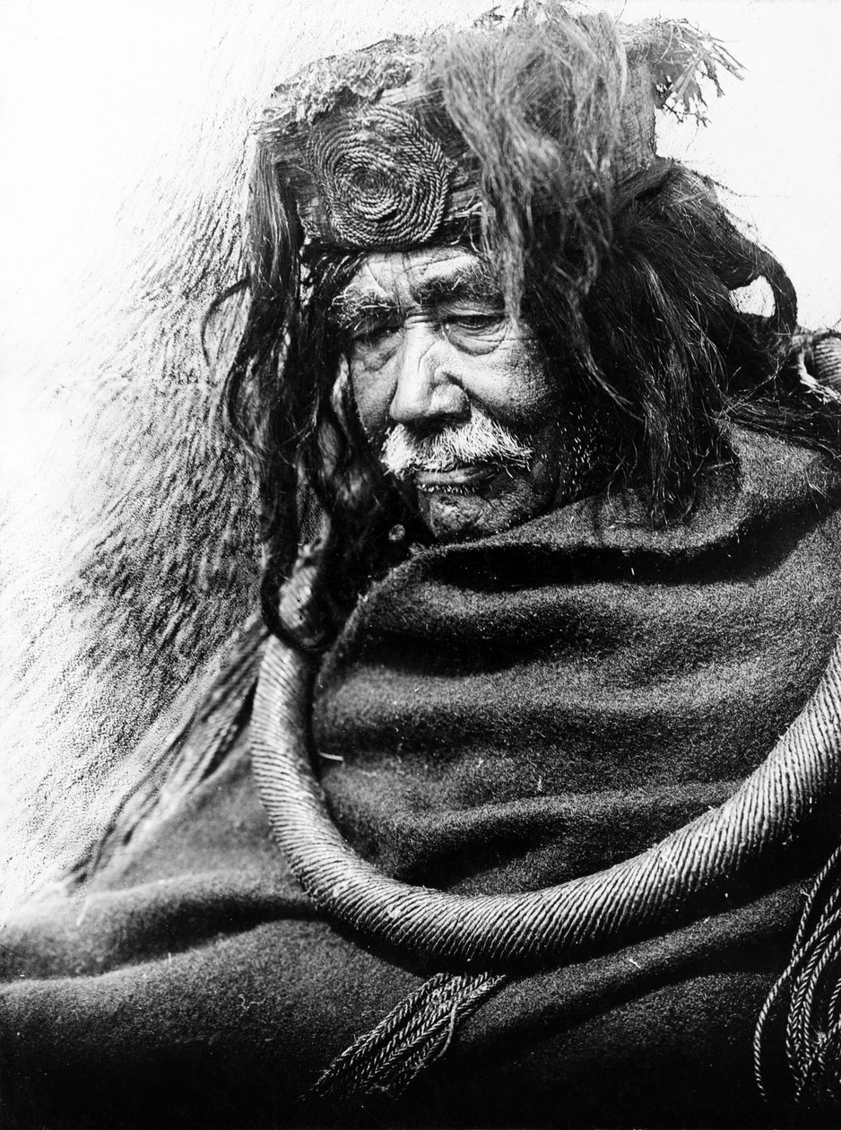 Hamatsa, Nakoaktok c. 1910 Halvlängd porträtt av Nakoaktok Man, som vänder mot vänster, bär cederemonial slinga. av Edward Sheriff Curtis
