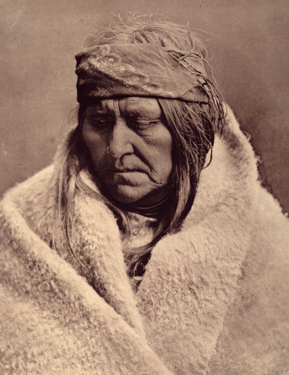 Två Björn, piegan kvinna. När det gäller dagens och morgondagens Piegans, måste vi vara mycket optimistiska för att finna hopp i deras nuvarande situation. Löftet om ett bättre liv, som civilisationen alltid hade gett dem, var ett tomt skal. Foto taget av Edward Sheriff Curtis