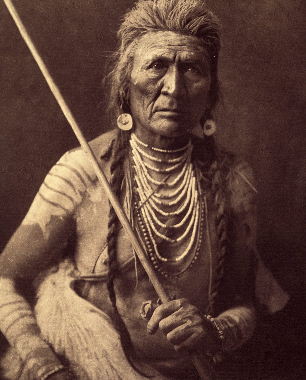 Wolf, Indian Apsaroke (Wolf - Apsaroke också ibland skrivet Absaroke) Foto taget från volym 4 av uppslagsverket publicerat av Edward S. Curtis (1868-1952) om indianerna i Nordamerika, med ett förord av Theodore Roosevelt. Mellan 1907 och 1930, 2 av Edward Sheriff Curtis
