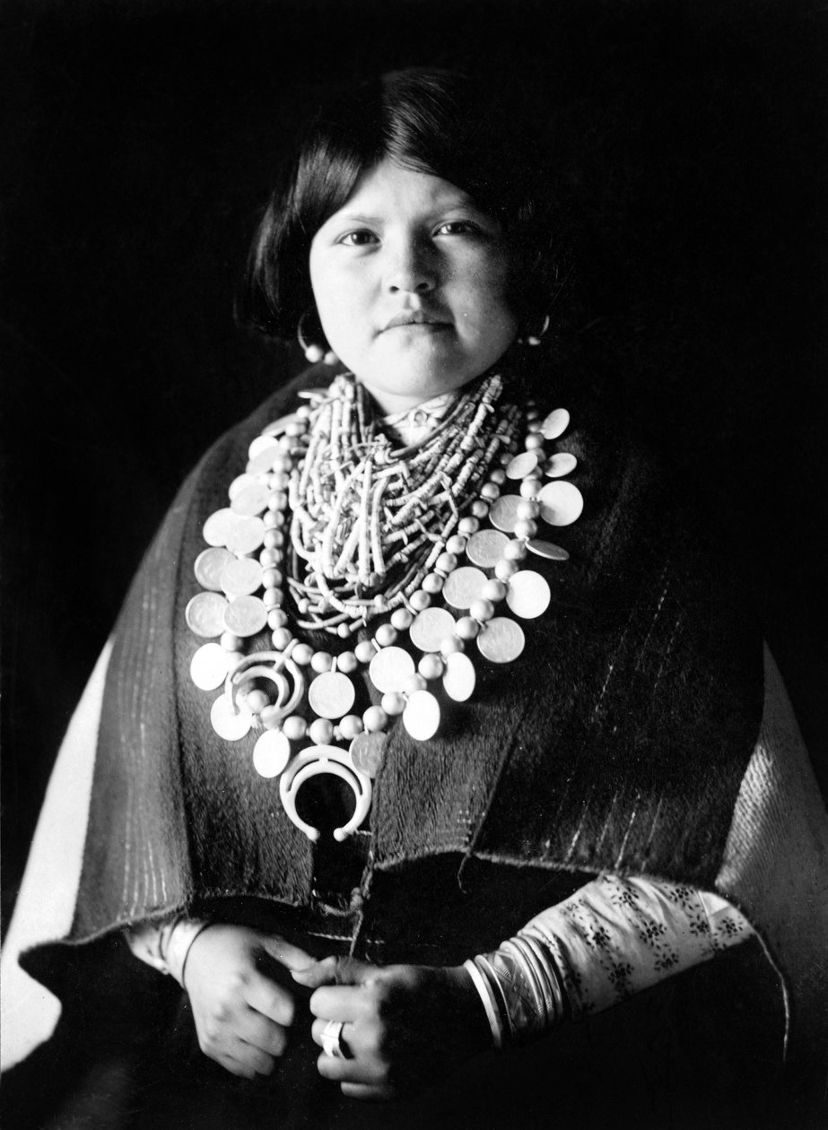 Ung indisk kvinna som bär Zuni-prydnader, ca. 1903, foto Edward S. Curtis av Edward Sheriff Curtis