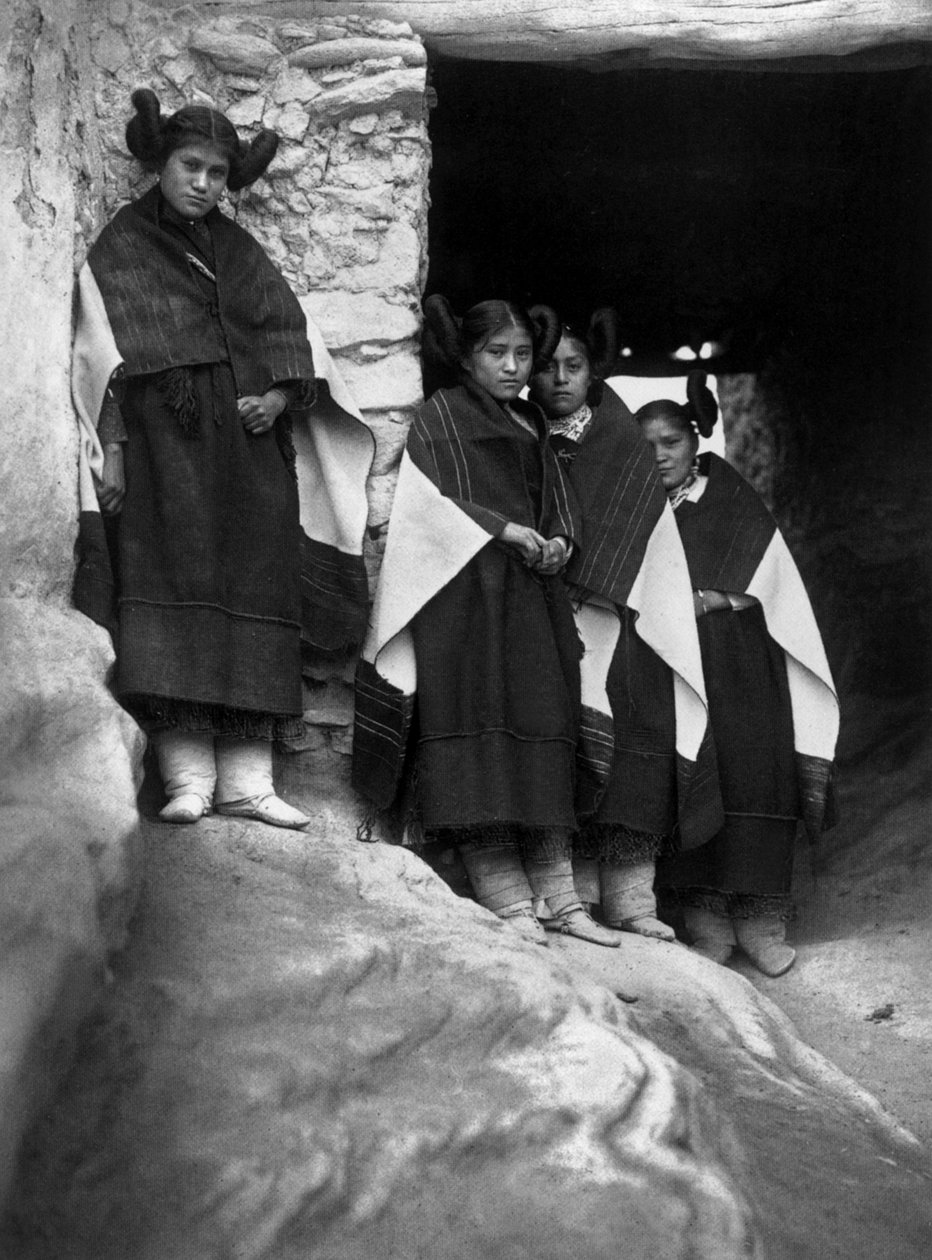 unga Hopi-indianer i byn Walpi (Arizona) av Edward Sheriff Curtis