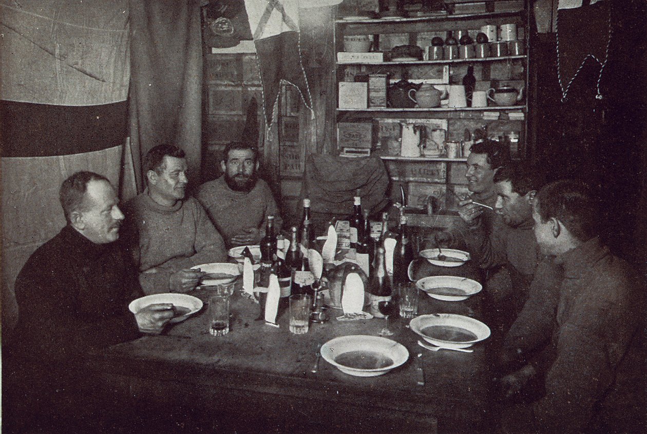 The Men, Midvinterdagsmiddag, British Antarctic Expedition, Cape Evans, 22 juni 1912 (s/v foto) av Edward W. Nelson