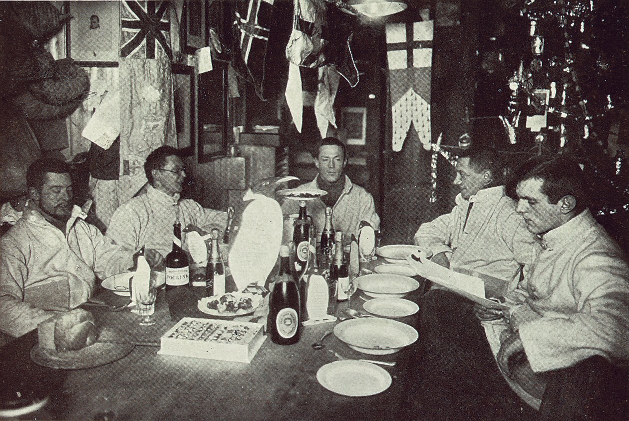 Officerarna, Midvinterdagsmiddag, British Antarctic Expedition, Cape Evans, 22 juni 1912 (s/v foto) av Edward W. Nelson