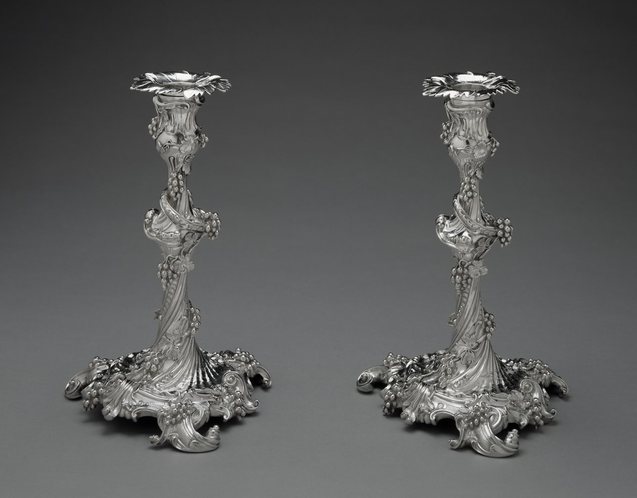 Ett par ljusstakar, ca 1755-56 (silver) av Edward Wakelin