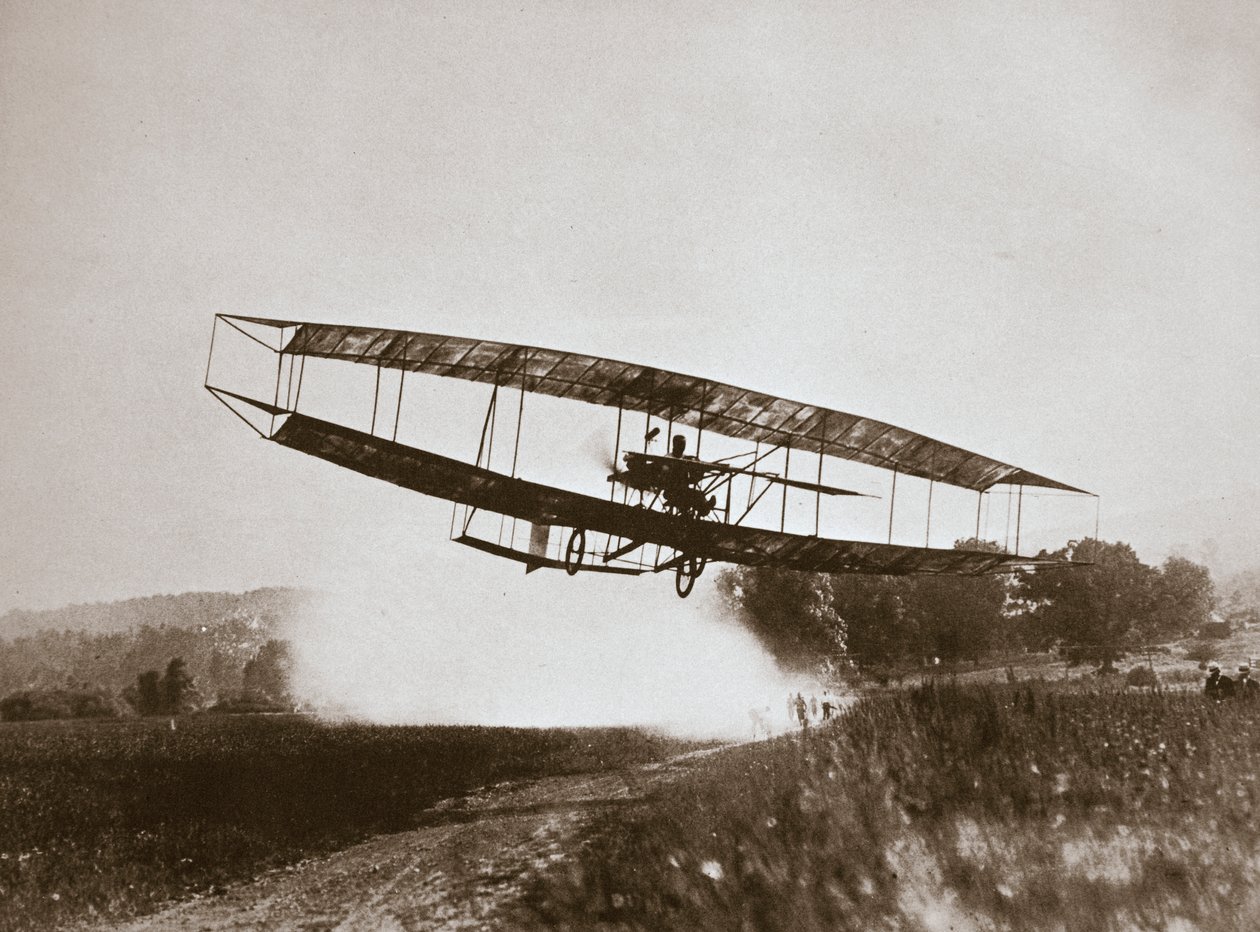 Den amerikanske flygaren Glenn Curtiss gjorde den första flygningen tyngre än luften i sin "June Bug", 1908 av Edwin Levick