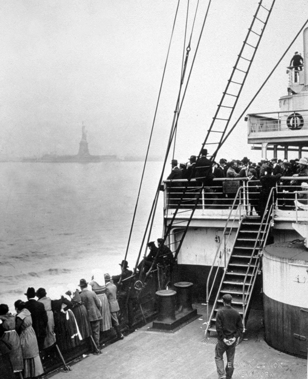 Invandrares ankomst till Ellis Island, New York, foto av Edwin Levick, ca. 1905 av Edwin Levick
