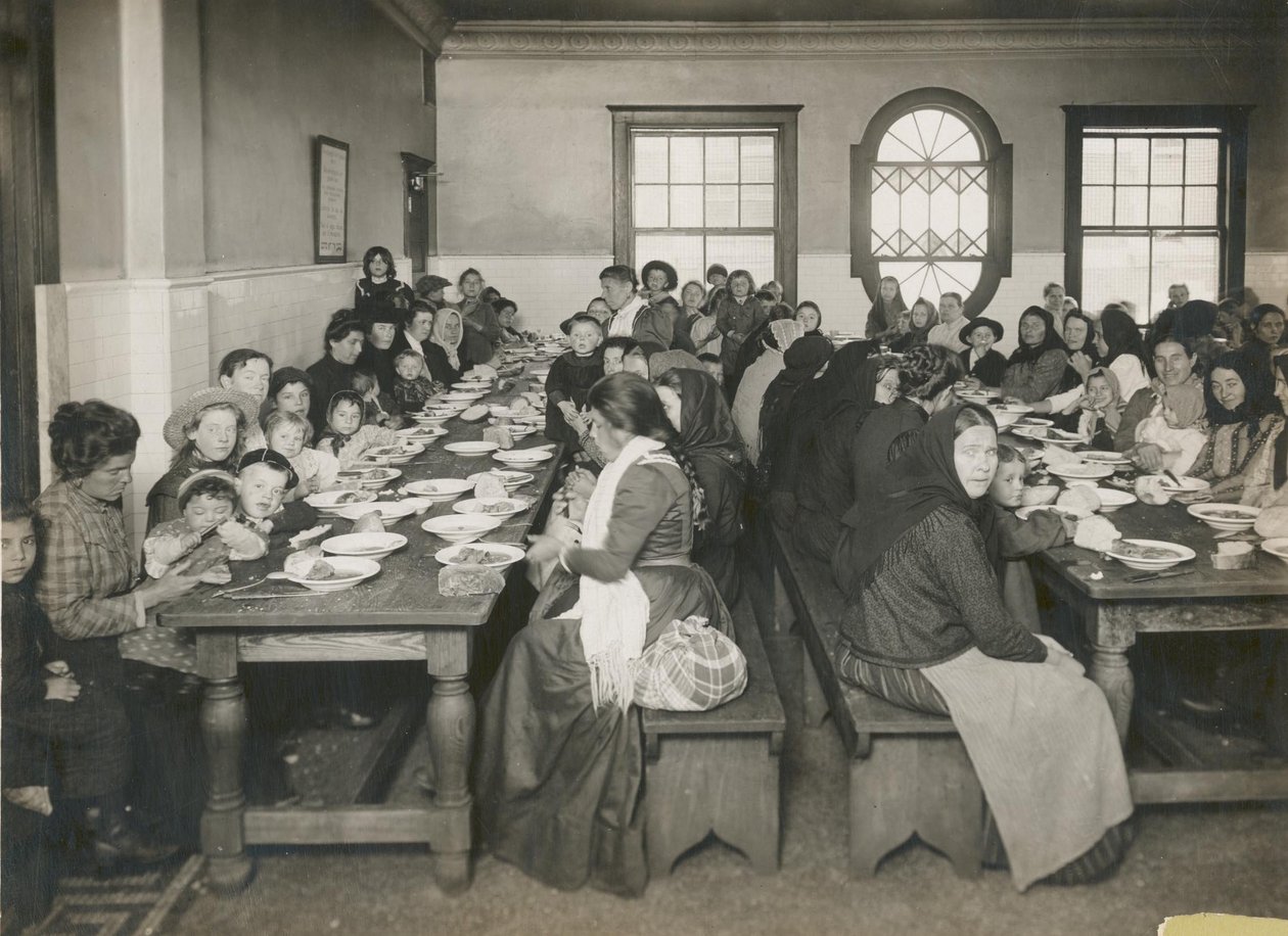 Invandrare serverade en gratis måltid på Ellis Island, ca 1906 (s/v foto) av Edwin Levick