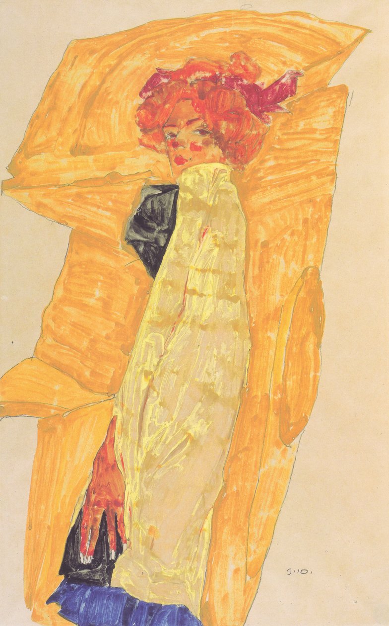 Gerti framför ockelfärgat draperi av Egon Schiele