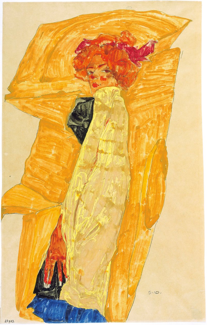 Gerti framför Ochre-Colored Draperi, 1910. av Egon Schiele