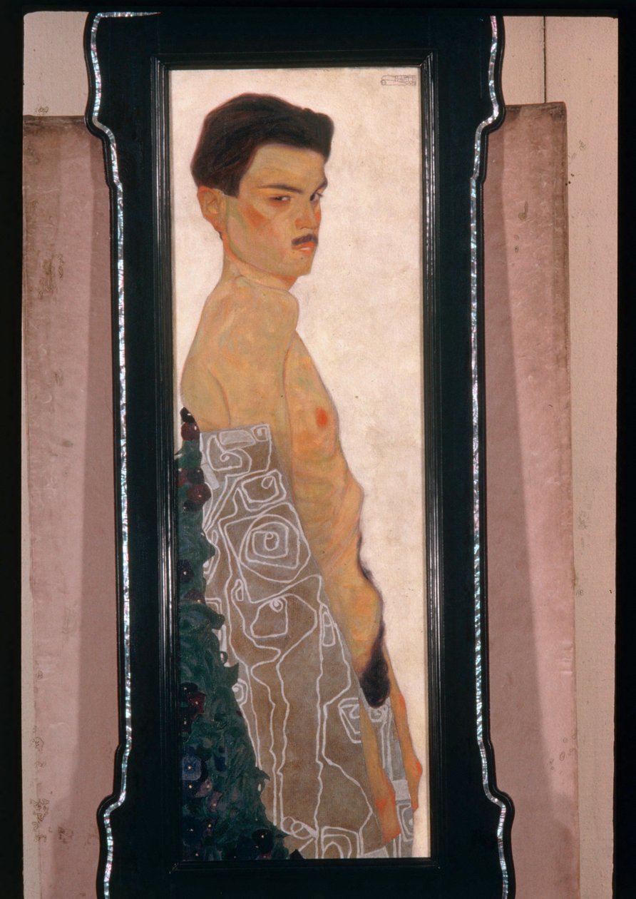 Självporträtt av naken kvinna med ornamentalt draperi ... (olja och metallicfärg) av Egon Schiele