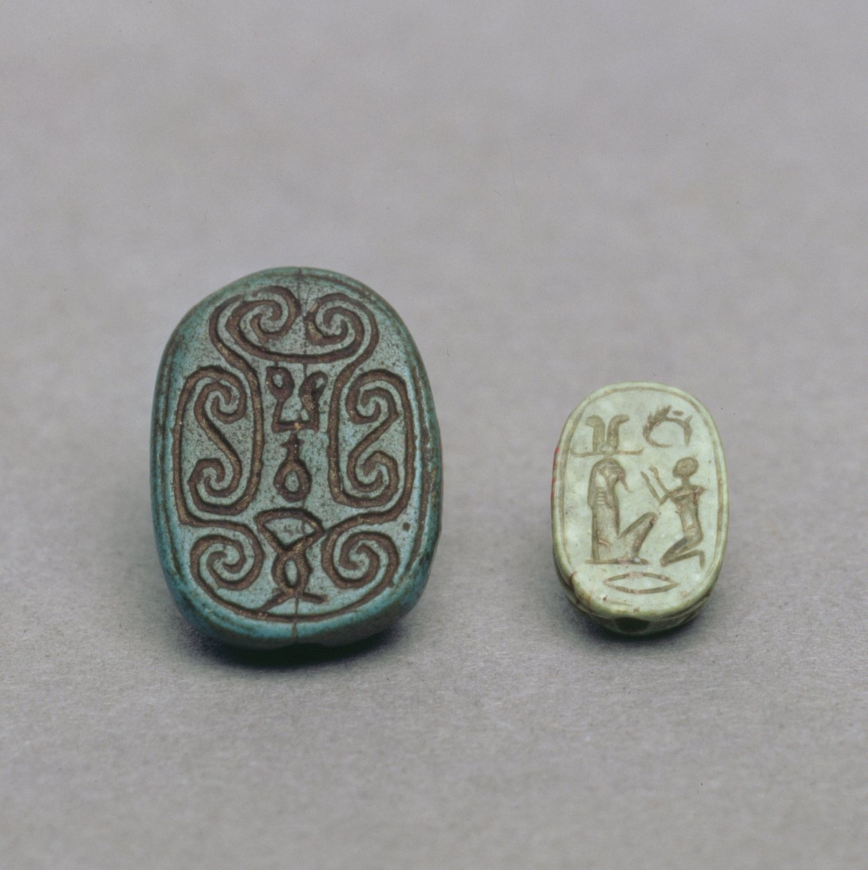 (L-R) Egyptisk skarabéamulett av fajans, andra mellanperioden, 13:e-17:e dynastin, ca 1650 f.Kr.; grön fältspat skarabé amulett, sen period, 26:e dynastin, c.600 f.Kr. av Egyptian