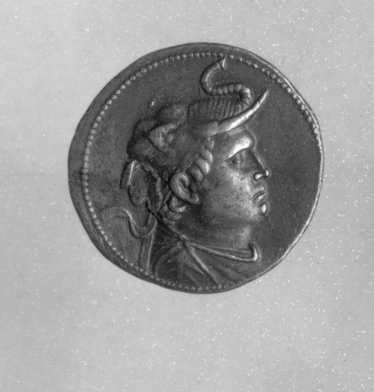 Mynt präglat av Ptolemaios I (367 f.Kr.-283 f.Kr.) som visar Alexander den store (356 f.Kr.-323 f.Kr.) med en elefantmössa och ett baggehorn (silver) av Egyptian