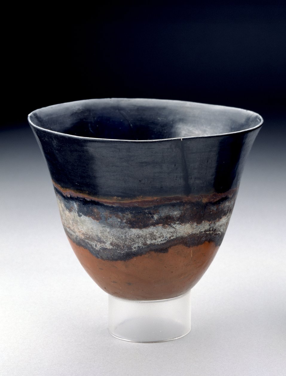 Djup skål med klarröd och svart exteriör åtskilda av ett vitt band, kermabägare, 13:e-14:e dynastierna, c.1755-1640 f.Kr. (bränd lera) av Egyptian