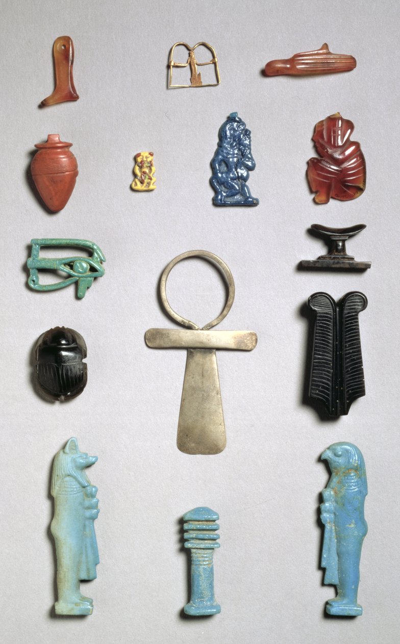 Egyptiska amuletter, pärlor och hängen (guld, fajans och halvädelstenar) av Egyptian