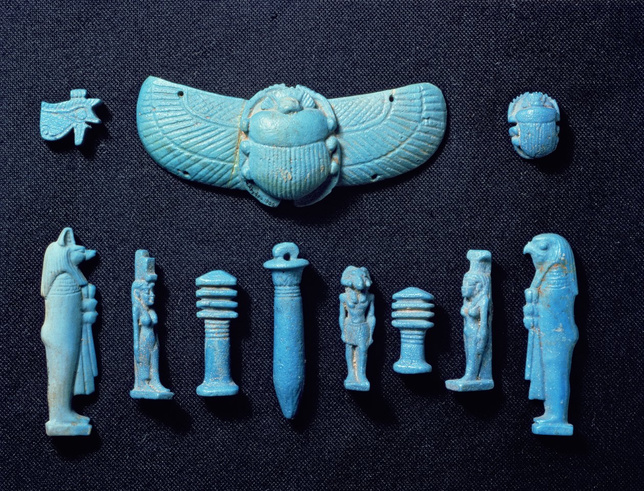 Egyptiska amuletter, från Abydos, troligen 18:e dynastin, Nya kungariket, ca 1555-1337 f.Kr. (fajans blåglaserad keramik) av Egyptian